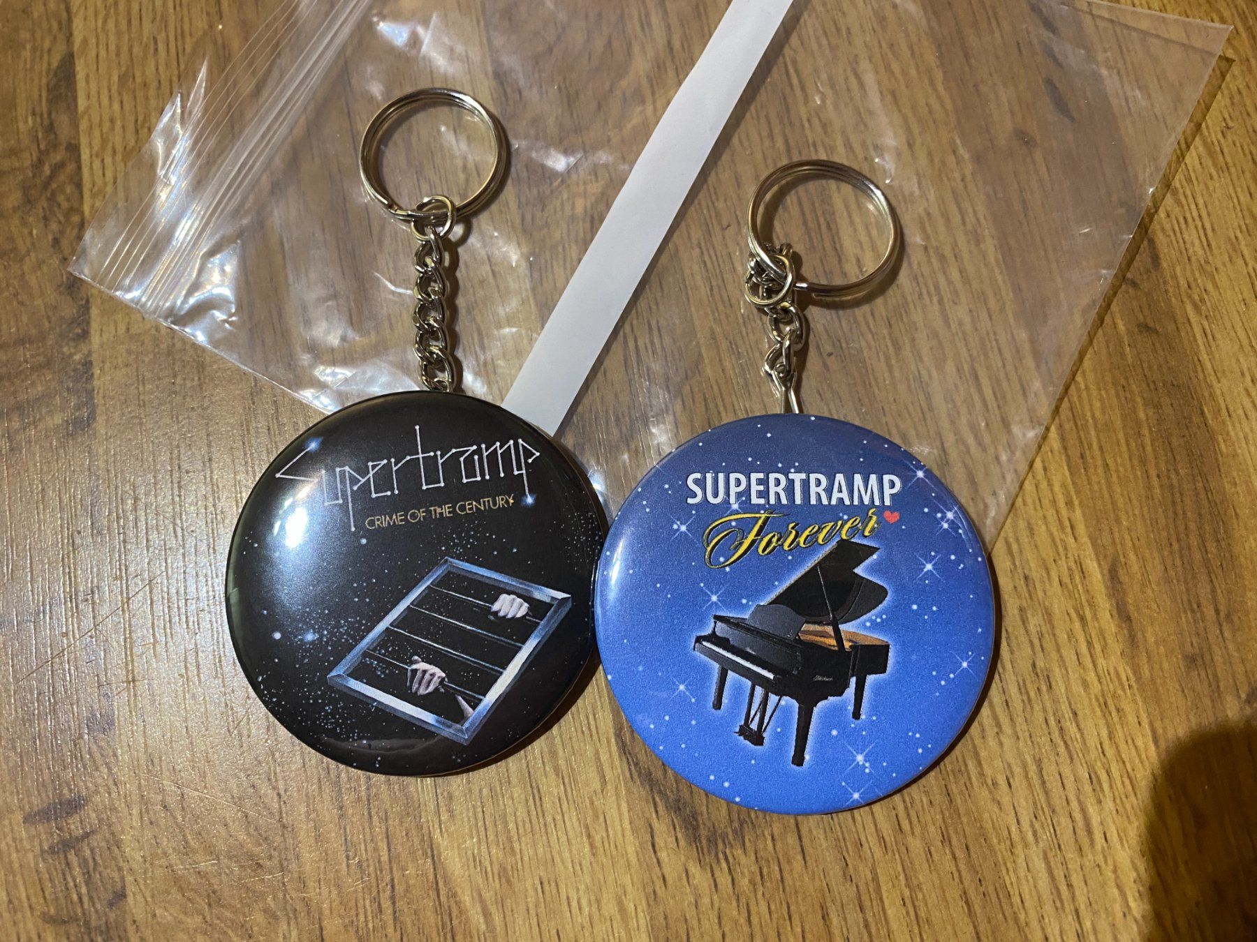 Placchette & Badge: Supertramp Flaschenoeffner! Neu! – Nuovo (secondo la descrizione) da Basel venduto da FatCatPacksTheRatt