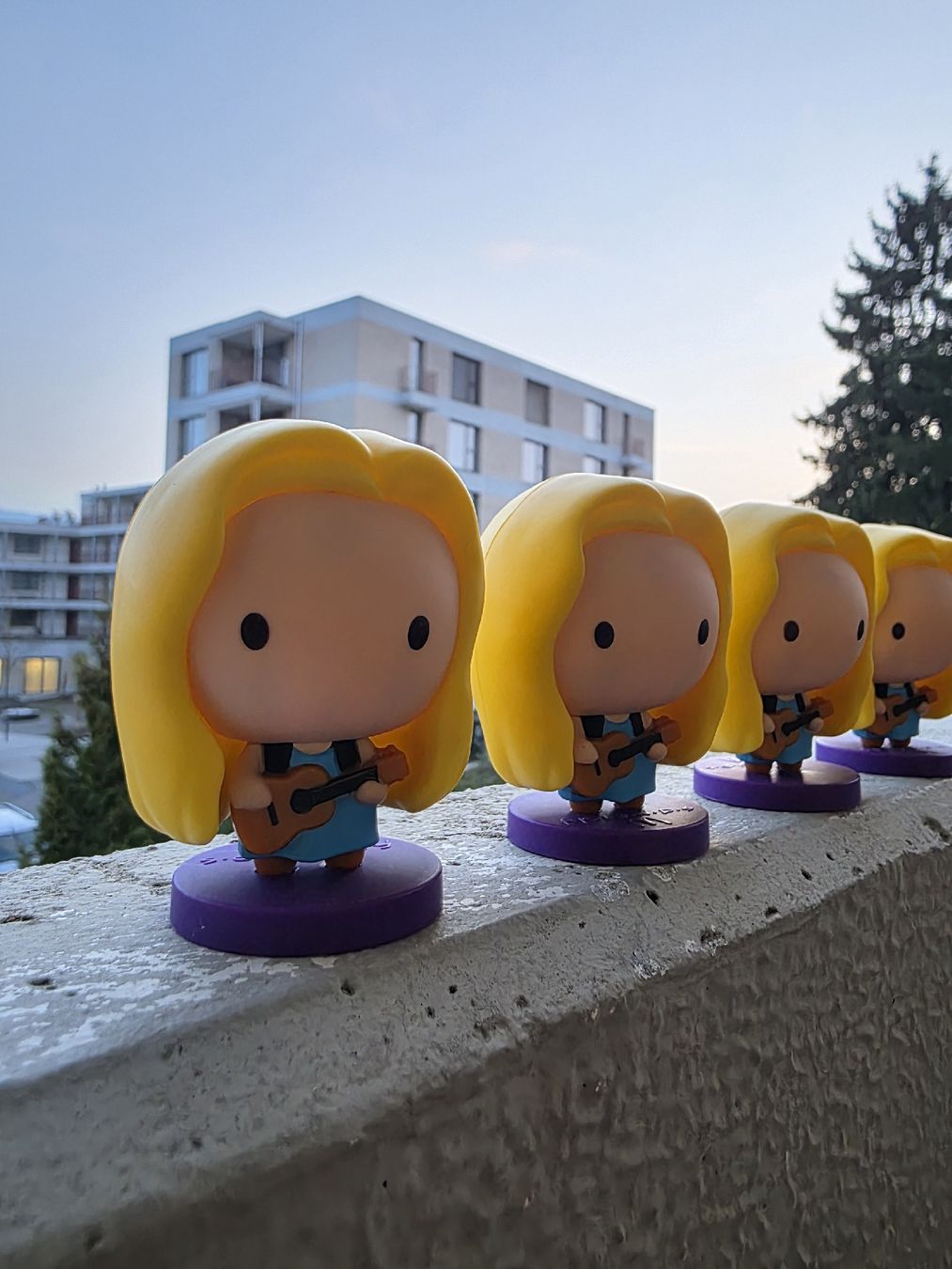 Statuette: Friends Phoebe Buffay mini figures – Nuovo (secondo la descrizione) da Jona venduto da Perfum_lover