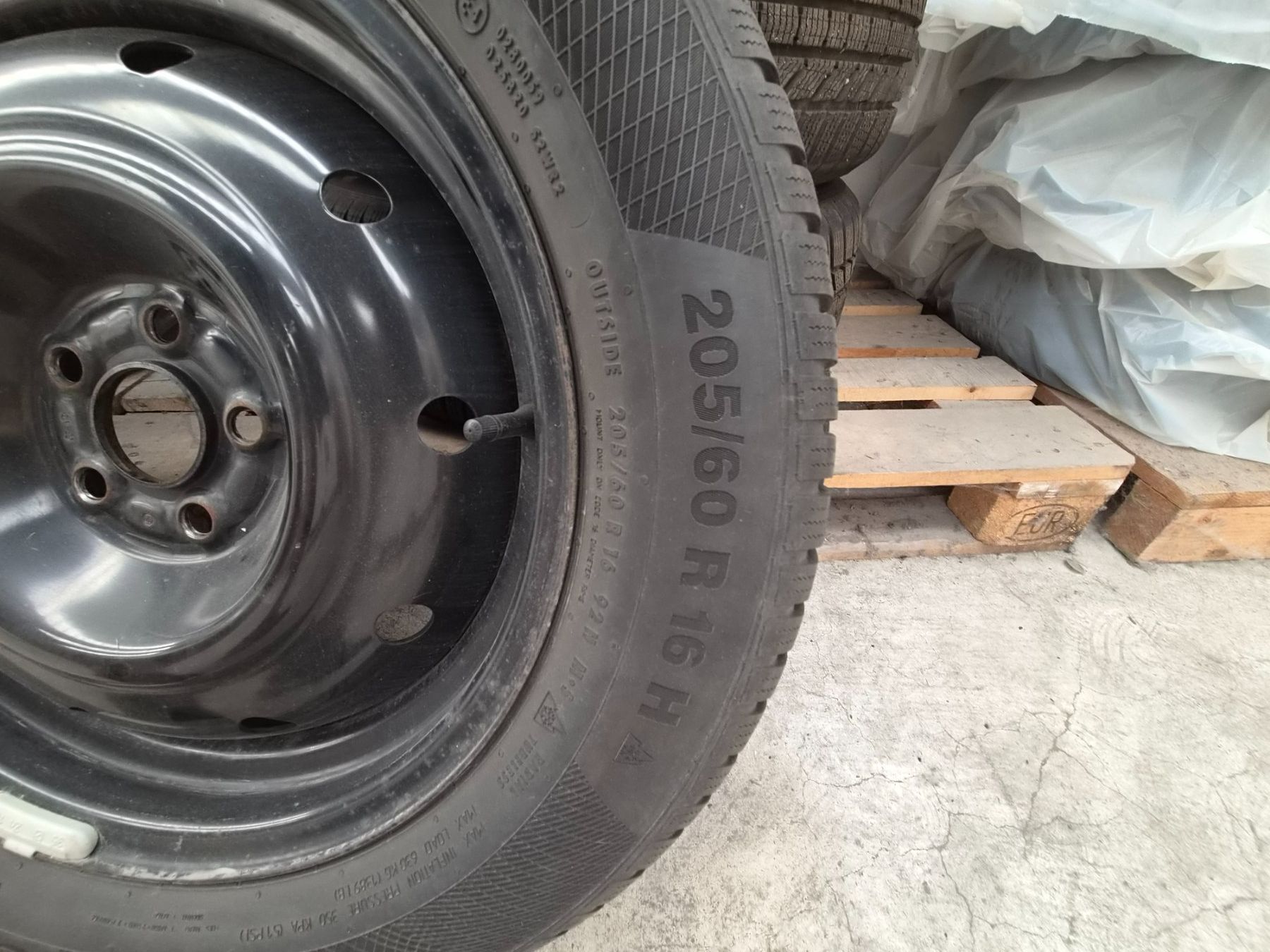 Continental Pneumatici & Ruote complete: 4 Stahlfelgen mit Winterpneu – Usato da Bergdietikon venduto da Kelzo813 1