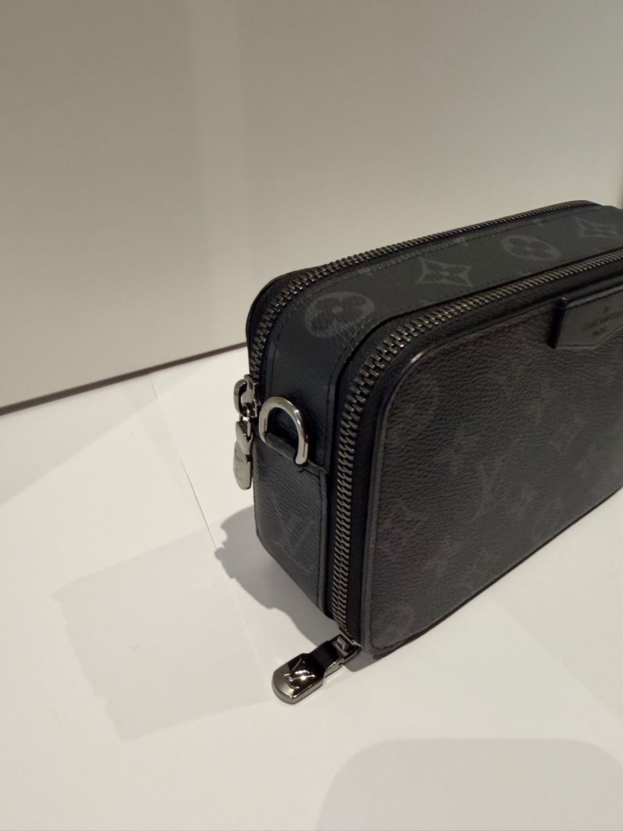 Louis Vuitton Portefeuilles: Louis Vuitton, Alpha Wearable Wallet NM (Eclipse Monogram) – Neuf (Voir description) à Richterswil par jam_rwv8 2