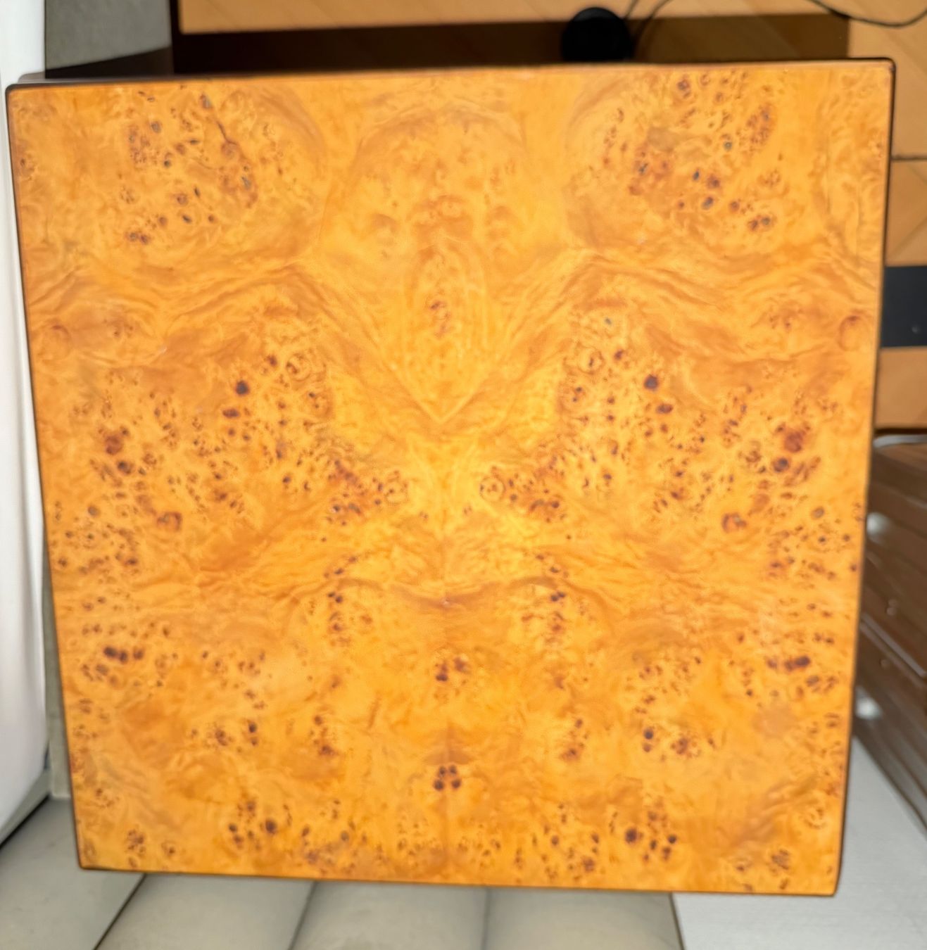 Comodini: Pair Burl Wood Cube Side Tables, Nightstands – Usato da Zürich venduto da kas_g26m 4