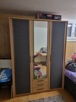 Kleiderschrank 3-türig mit Spiegel und drei Schubladen
