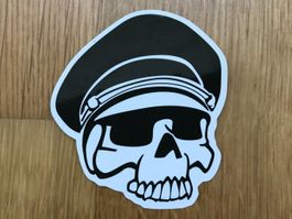 Totenkopf Aufkleber mit Schirmmütze – schwarz/weiss