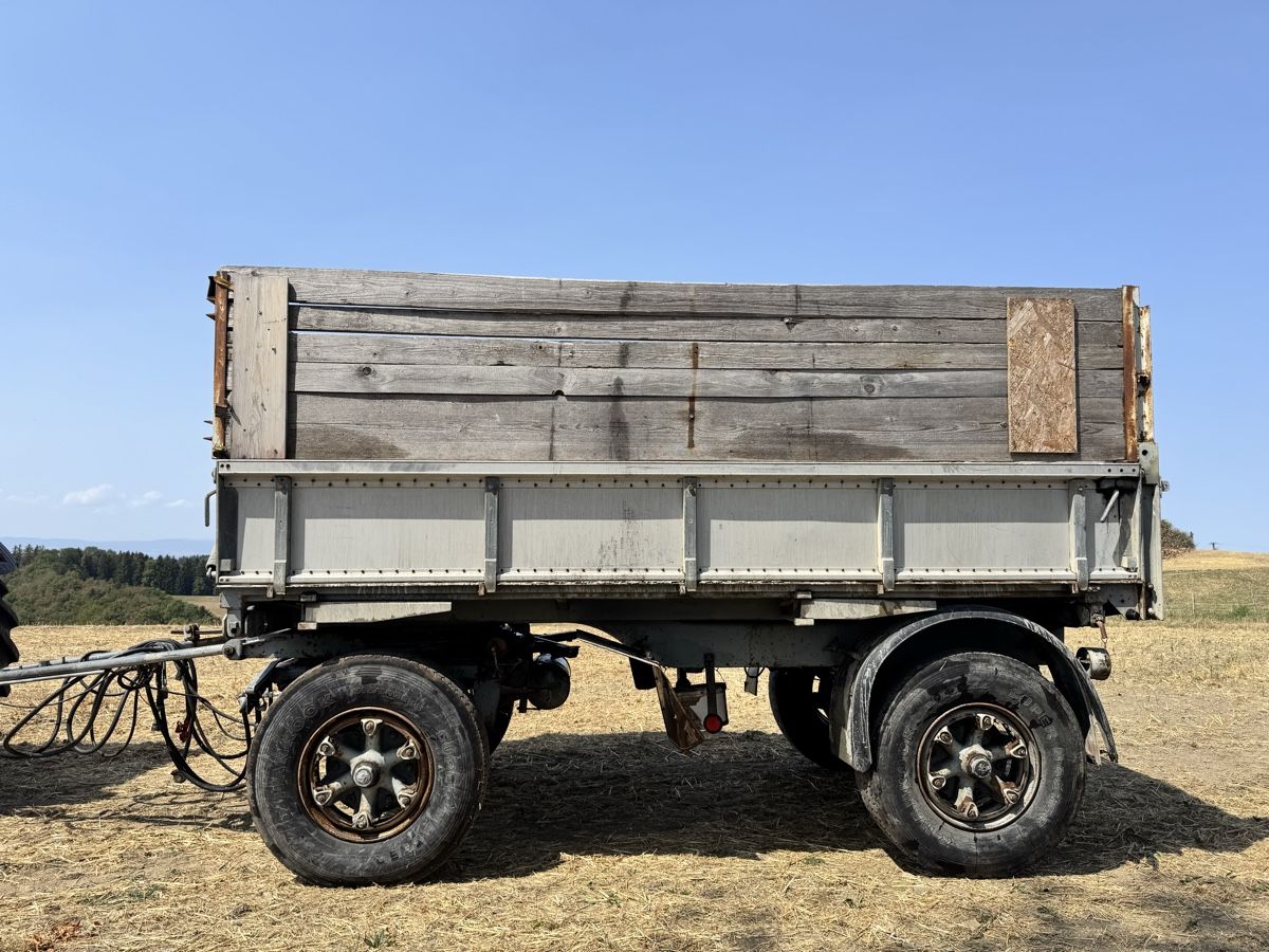 Camions-bennes: LKW Anhänger 3-Seitenkipper – D'occasion à Oberbalm par Cle12