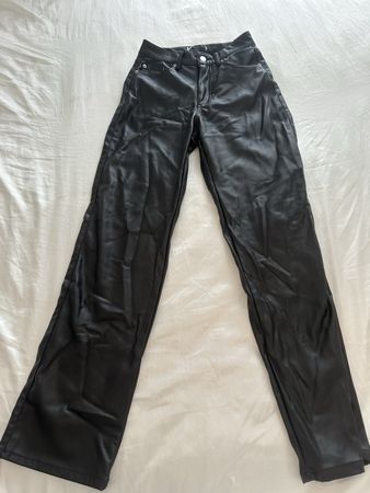 Schwarze Kunstlederhose, neuwertig für Herbst!