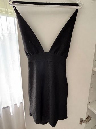Schwarzes Kleid mit Glitzer Grösse XS-M tiefer V-Ausschnitt 