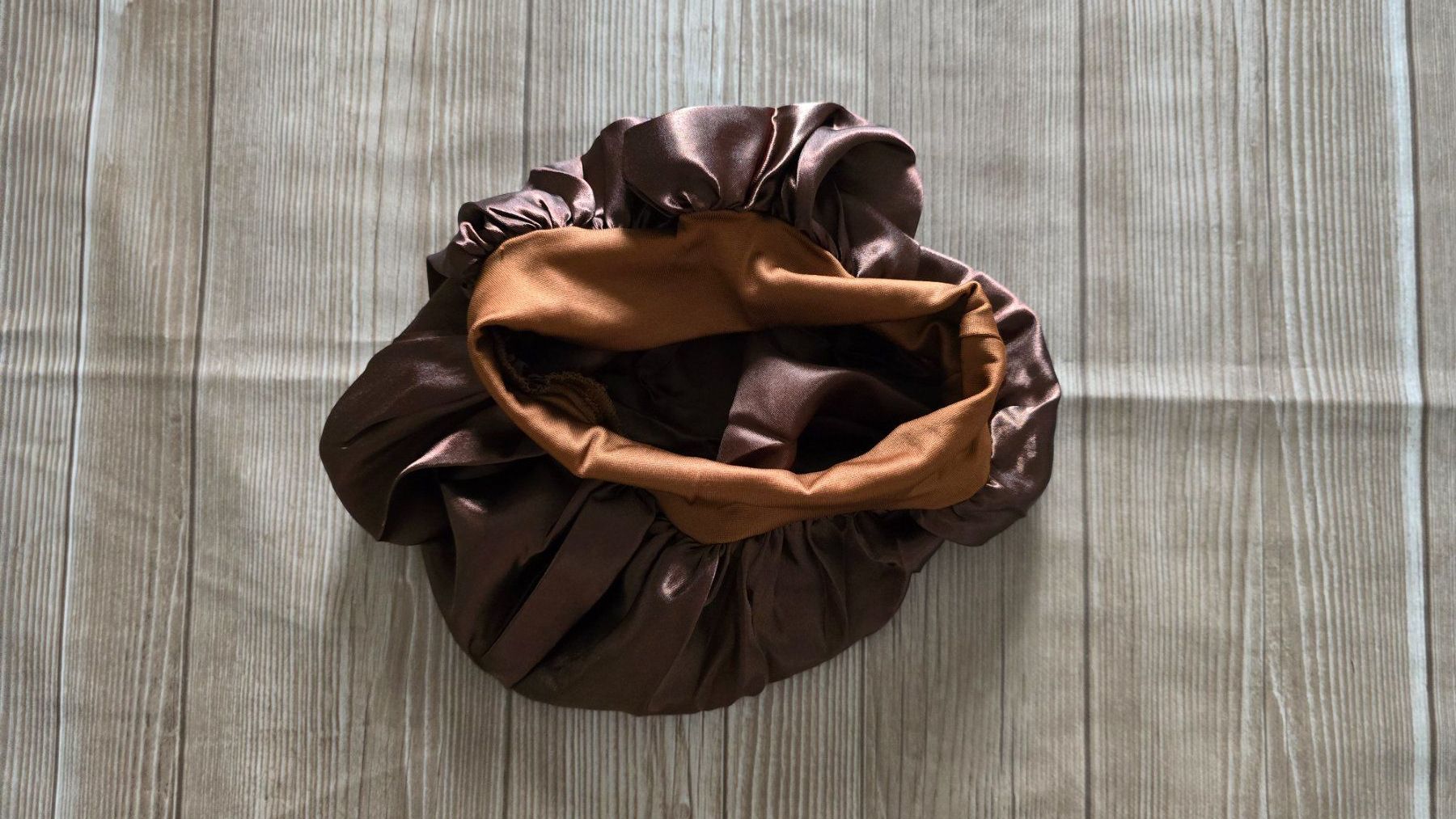 Altro per la cura dei capelli: Satin Schlafhaube // Haarhaube // Bonnet – Nuovo e nell'imballaggio originale da Thalwil venduto da VitaMini