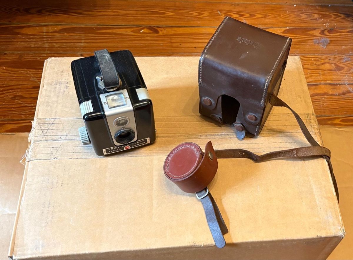 Kodak Fotocamera: Kodak Brownie avec étui – Usato da Genève venduto da Capt3