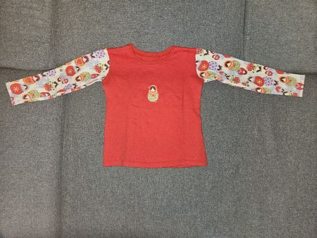 Rotes Mädchen Langarmshirt, Matrjoschka-Muster