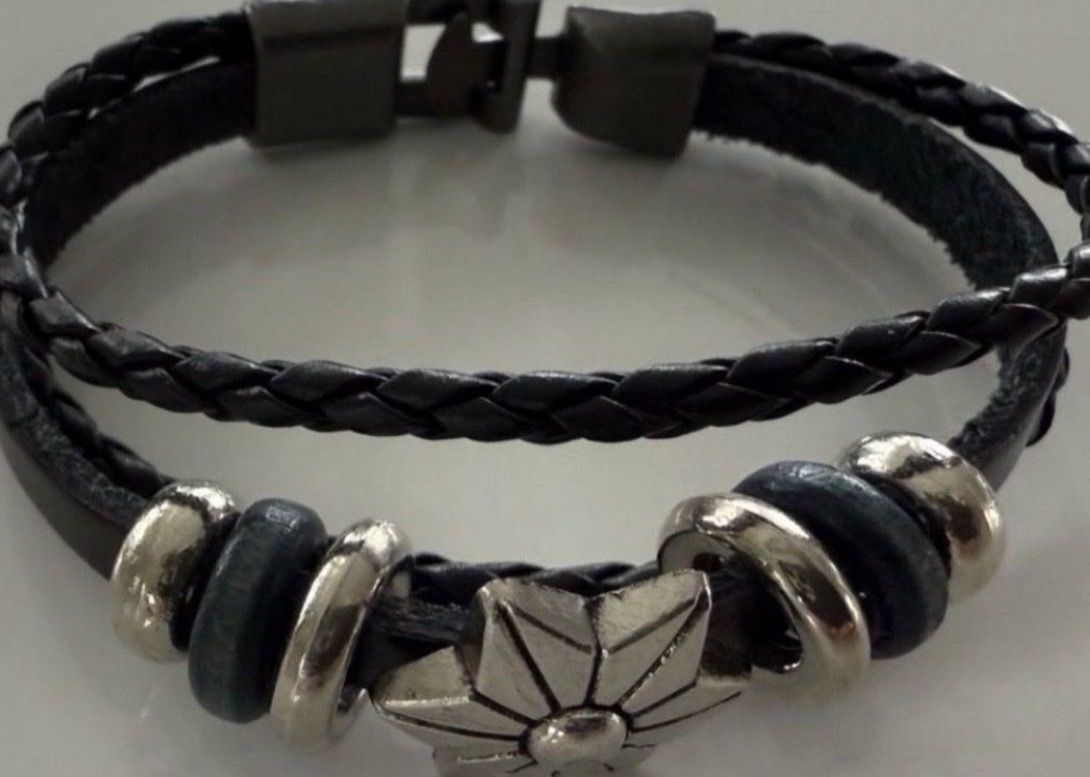 Bracciali & Braccialetti: Armband Lederimitat Stern silberfarben mit Perlen  – Nuovo (secondo la descrizione) da Freidorf TG venduto da nad_fxh7