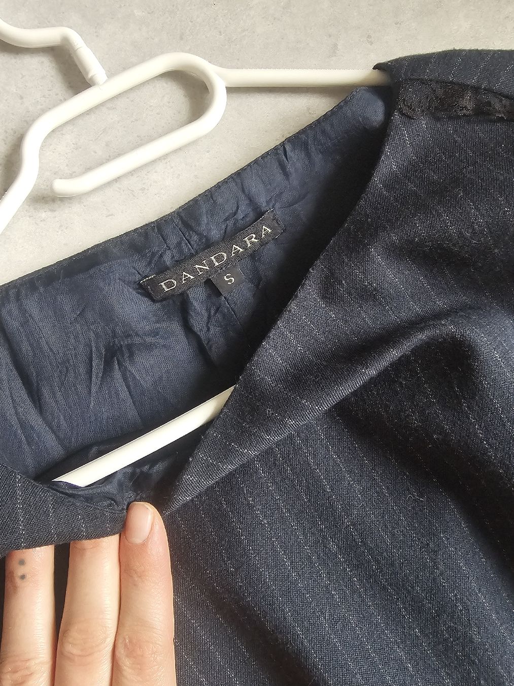 Vestiti: Élégante robe Dandara noire à rayures, taille S – Usato da Sornetan venduto da T.a333 3