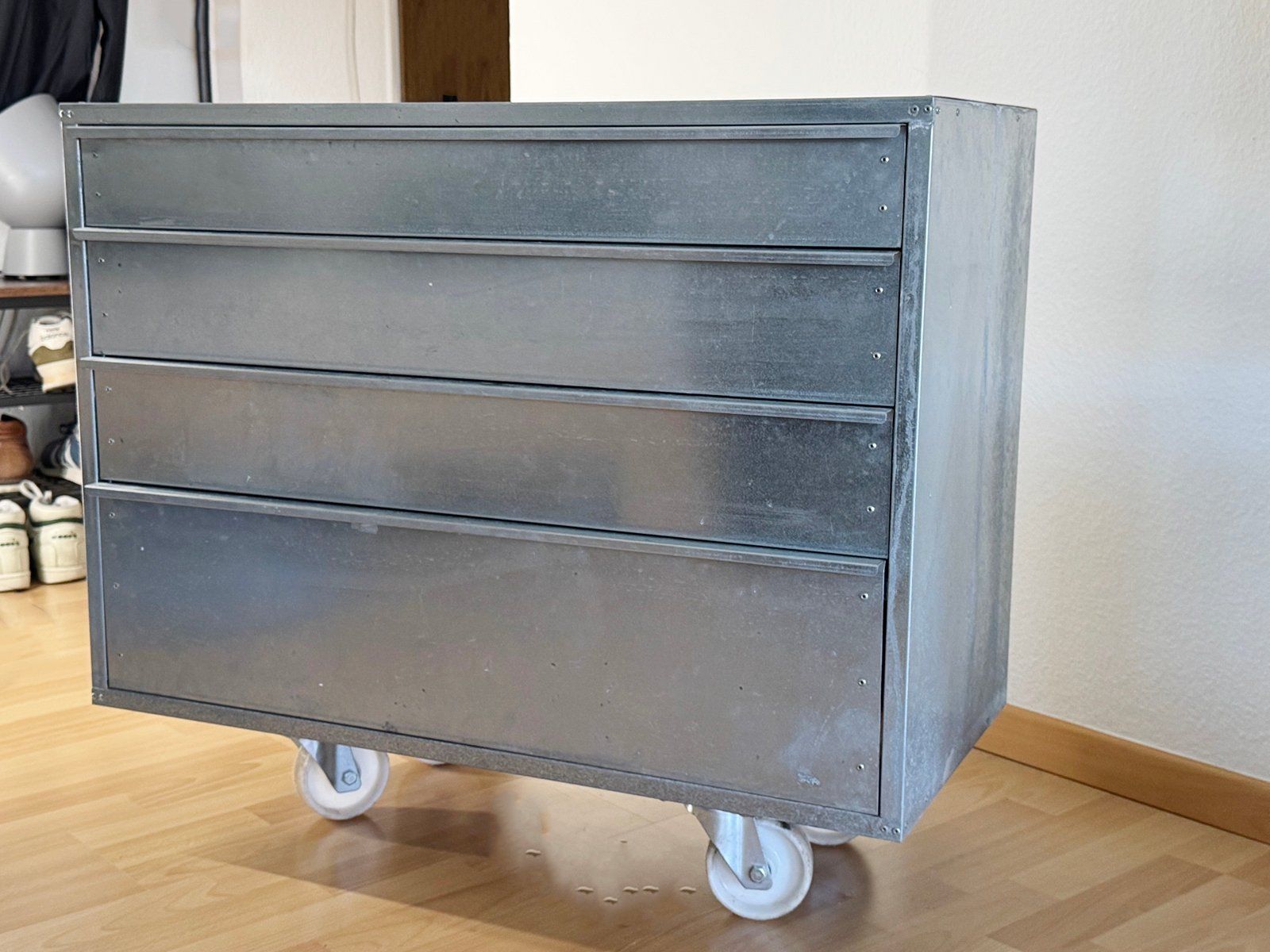 Interio Cassettiere: Korpus Rollkontainer Interio Galva Industrie Metall – Usato da Zürich venduto da LZA_Zuerich 8