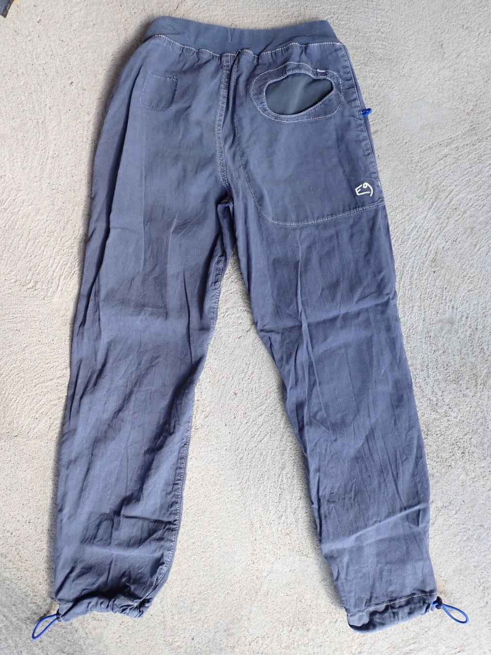 E9 Pantaloni: E9-Hose Kinder graublau Leinen 8Y – Usato da Langnau i. E. venduto da chebsli 1