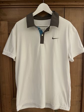 zwei weisse T-Shirts von Nike