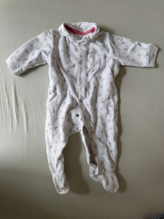 Baby Strampler weiss mit Blumenmuster