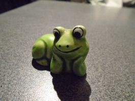 Frosch hellgrün, auf beiden Armen aufgestützt