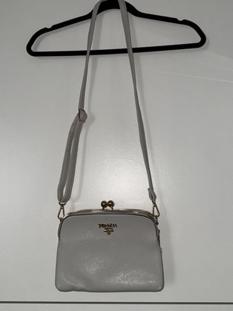 Damen Tasche grau mit Goldscharnieren 