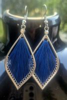 Orecchini pendenti con filo blu metallo color argento