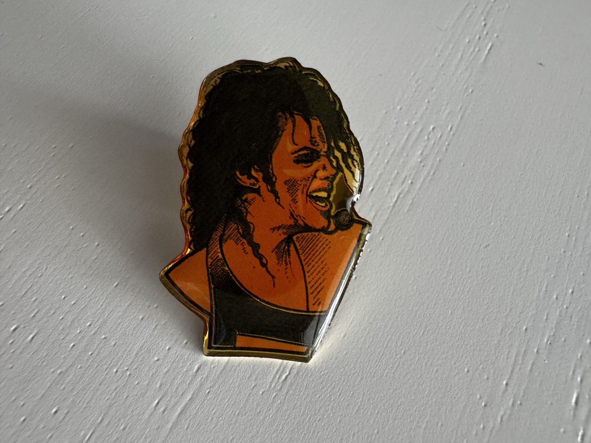 Plaquettes & Badges: Michael Jackson Pin Badge Orange Profile Good Condition – D'occasion à Regensdorf par Tangerine24