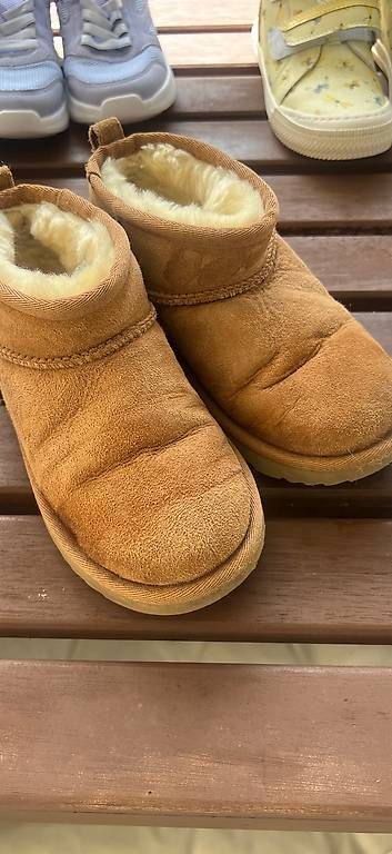 Scarpe per ragazzi: Ugg Schuhe Grösse 32.5 – Usato da Steinhausen venduto da van_72s6