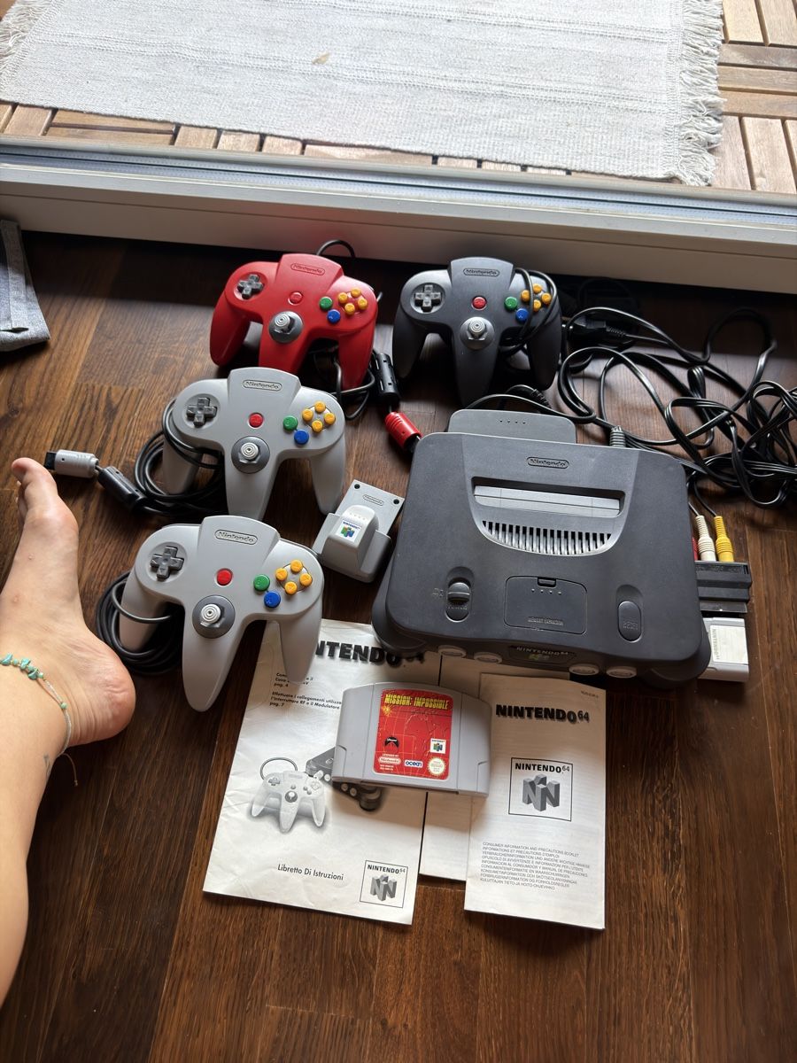 Nintendo Consoles: Nintendo 64 Console with 4 Controllers & Game – D'occasion à Bellinzona par Andreea90
