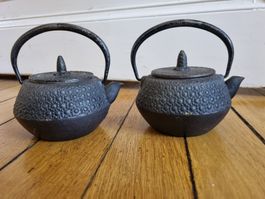 2  Asiatische Gusseisen Teekannen mit Sieb, schwarz