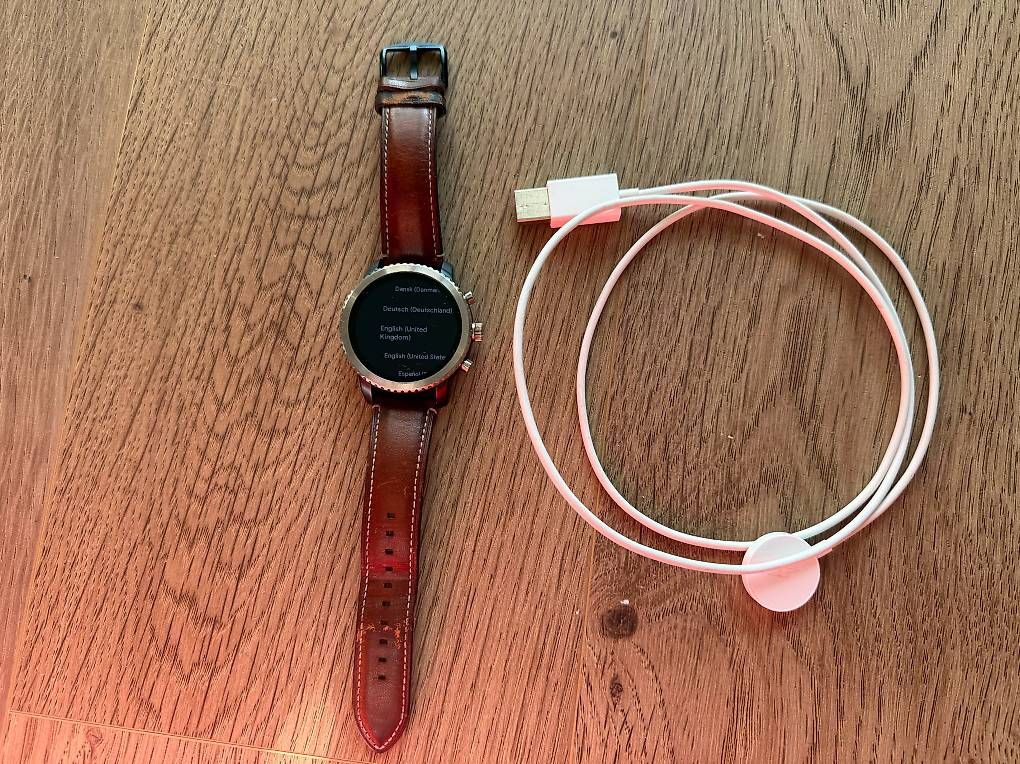 Fossil Smartwatch: Fossil DW4A SmartWatch  mit Ladekabel – Usato da Hilterfingen venduto da bes_kvx6