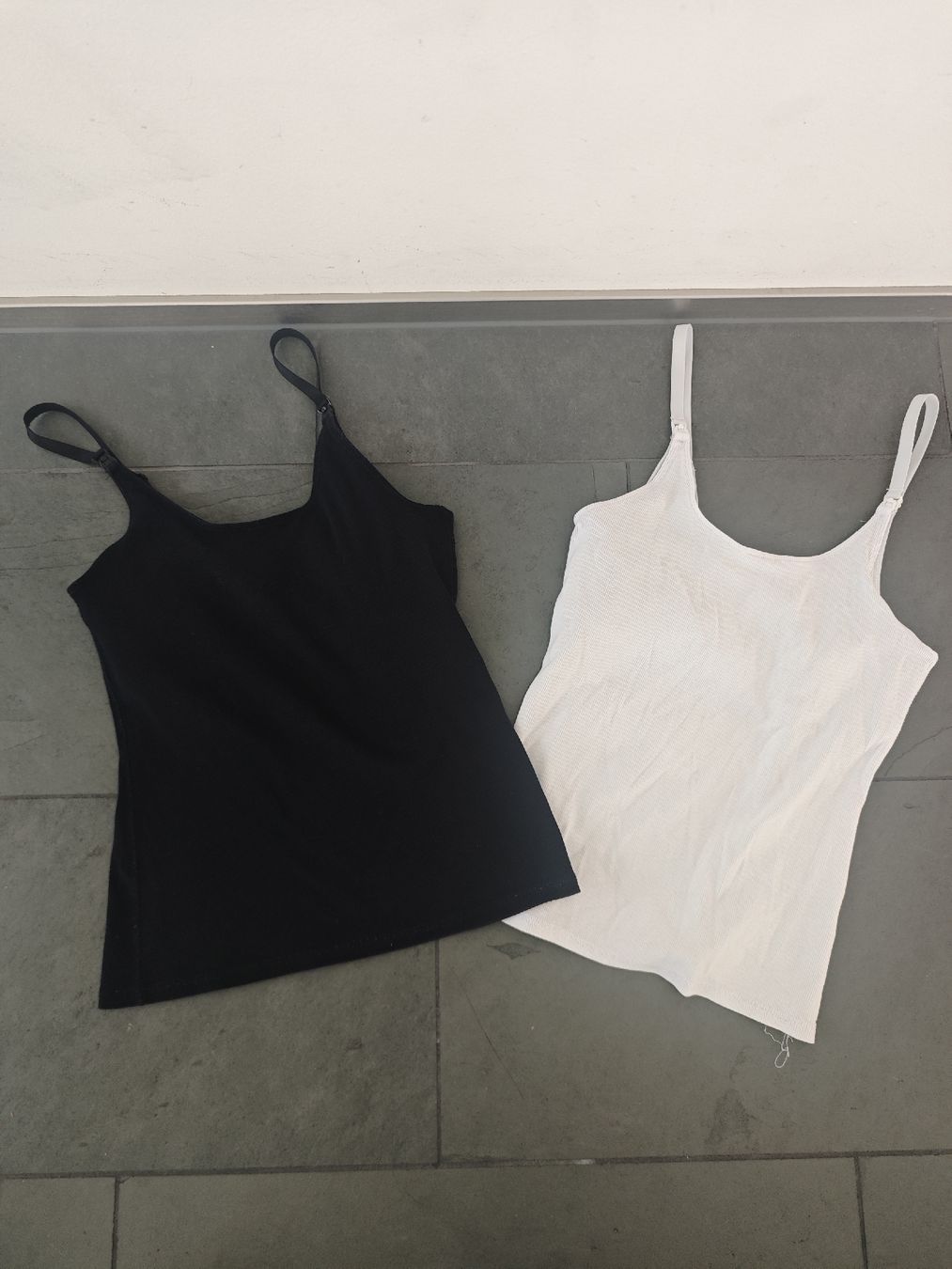 H&M Tops: 2 Still-Shirts, gerippt, Grösse M – Gebraucht aus Thalwil von ber_vd7x