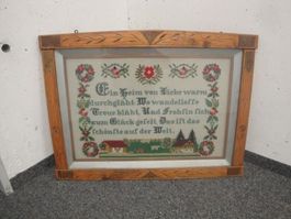 Geschnitzter Holzrahmen mit Stickerei