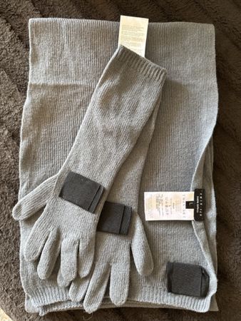 Une magnifique écharpe et de longs gants Twin-set