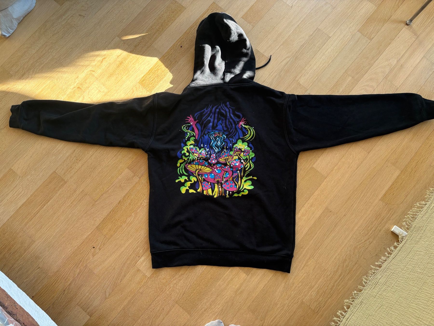 Maglioni & Felpe: Schwarzer Hoodie mit Backprint – Usato da Zürich venduto da spiamlolneec 1