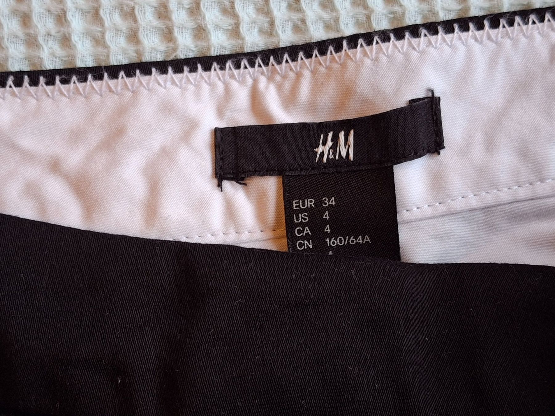 H&M Pantaloni: Pantalon noir taille 34 marque H&M 98% coton – Usato da Villiers venduto da san_jn5w 4