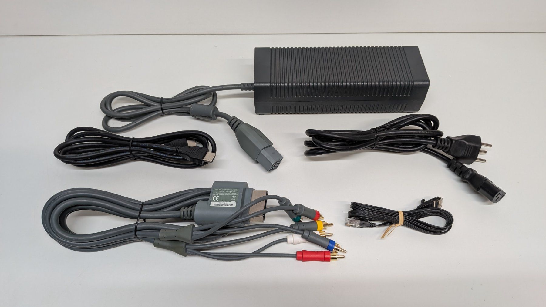 Microsoft Consoles: Microsoft Xbox 360 Elite mit 2 Controller – D'occasion à Menziken par mame18 8