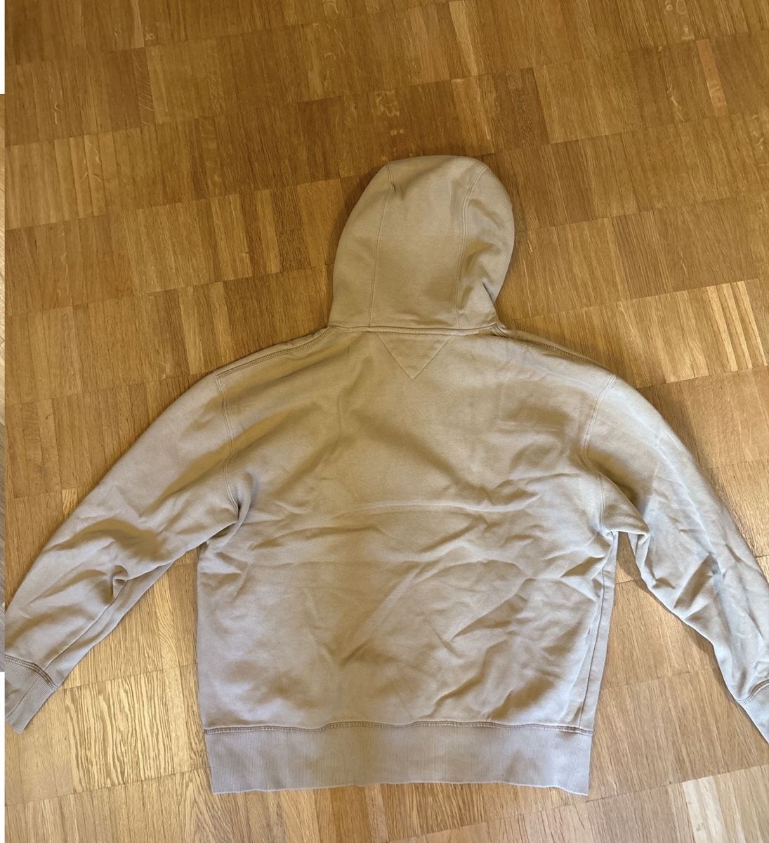 Tommy Hilfiger Maglioni & Felpe: Tommy Jeans Hoddie – Usato da Basel venduto da bul_z6dk 1