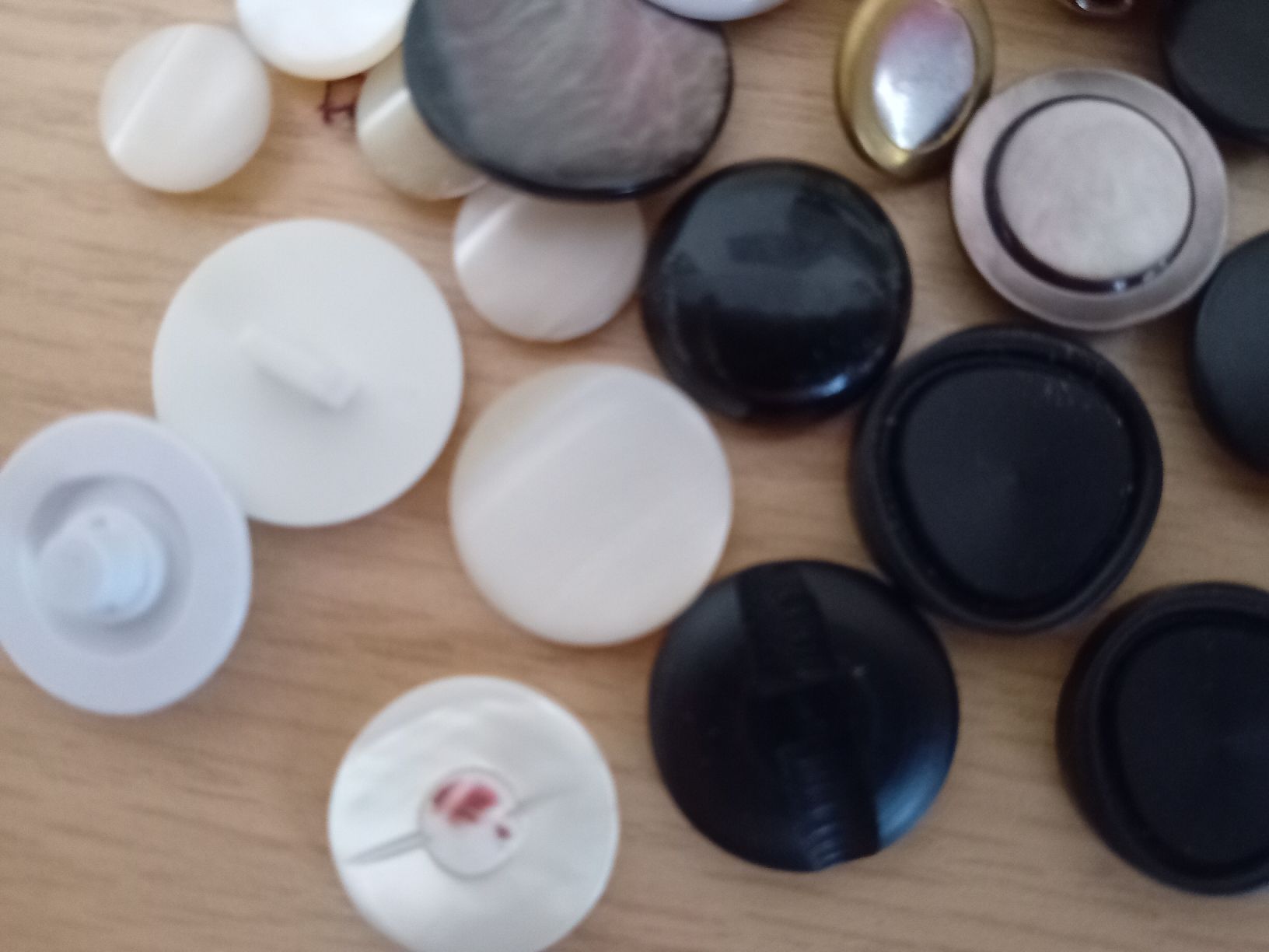 Bottoni: Knöpfe 40 Stk..1cm -3cm verschiedene Farben  – Usato da cham venduto da schnuefi61 1