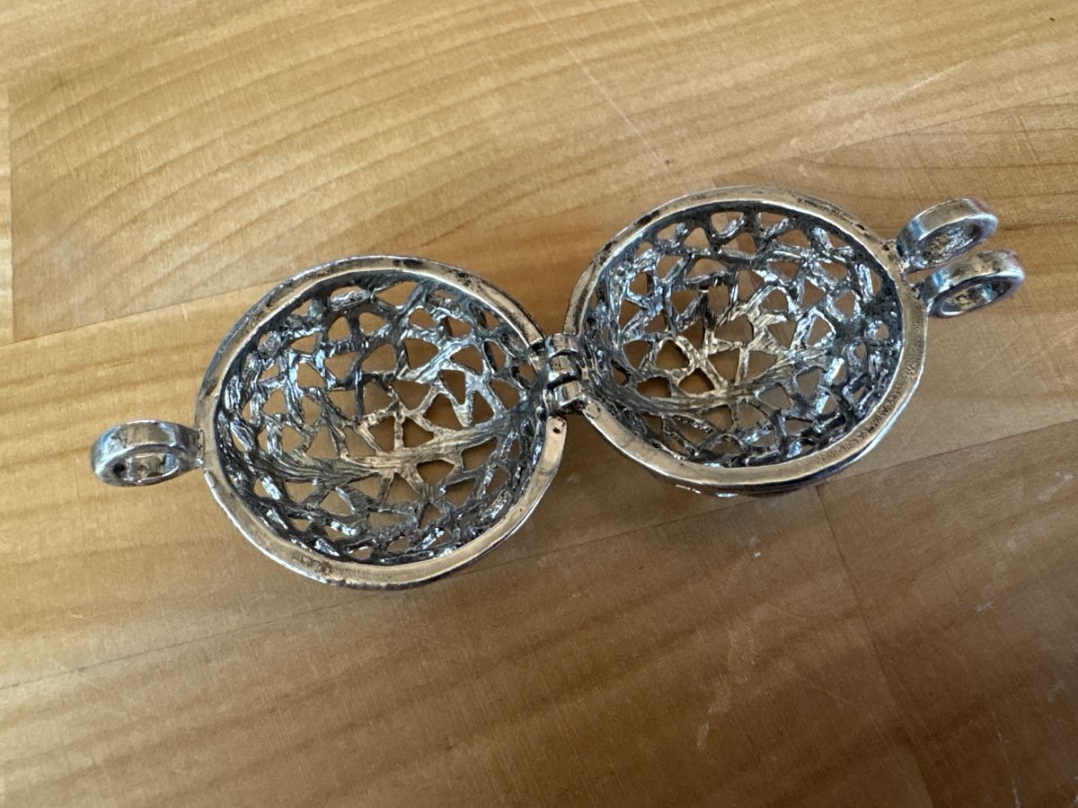 Ketten: Kette mit Kugel-käfig Anhänger / Modeschmuck – Gebraucht aus Rümlang von Sambas19 2