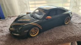Porsche 911 Modellauto schwarz mit goldene Felgen