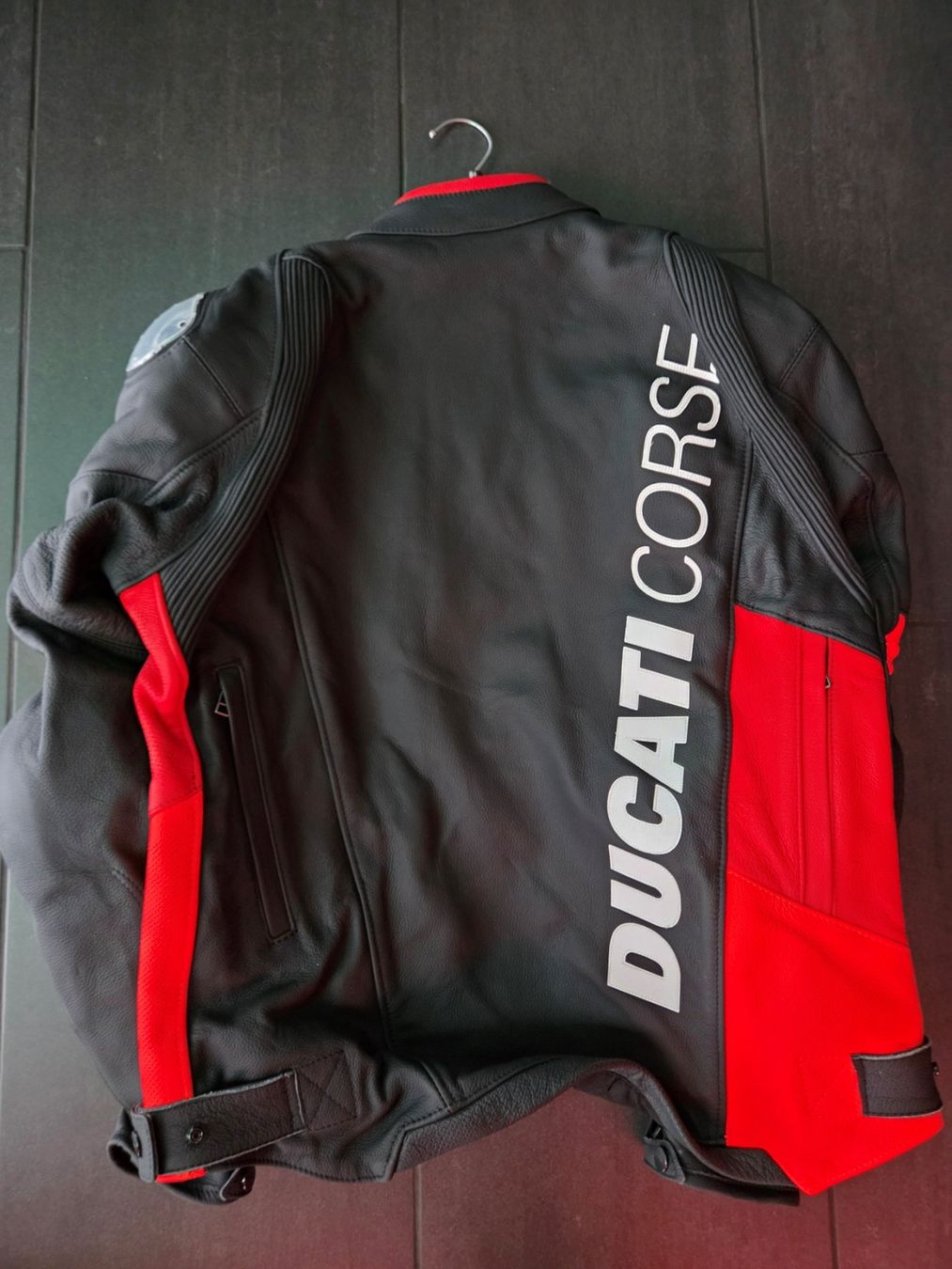 Ducati Giacche: Lederjacke Ducati Corse C6 – Nuovo (secondo la descrizione) da Frauenfeld venduto da Moto77_AG 2