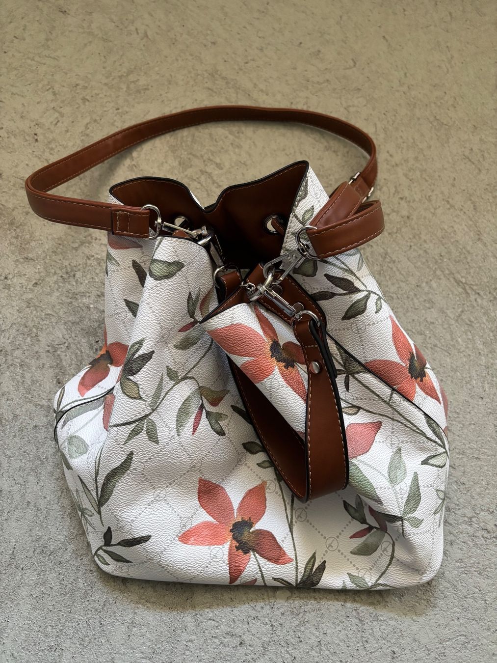 Taschen für Damen: Stylische Beuteltasche, Tamaris – Gebraucht aus Sonterswil von VD-Service