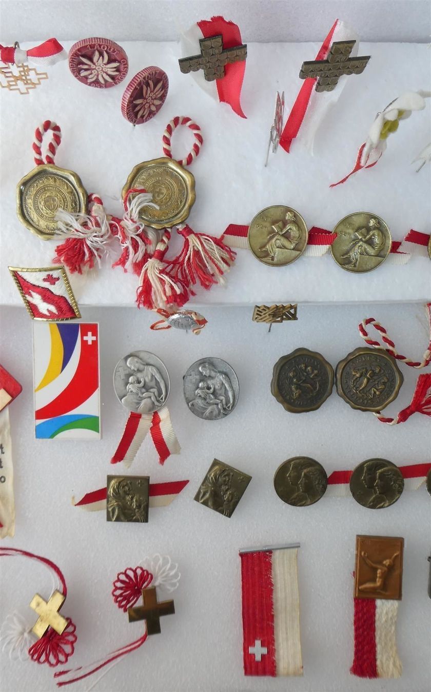 Swiss Plaketten & Abzeichen: August Augustabzeichen Badges 46 Stück – Gebraucht aus Frauenfeld von Astra13 6