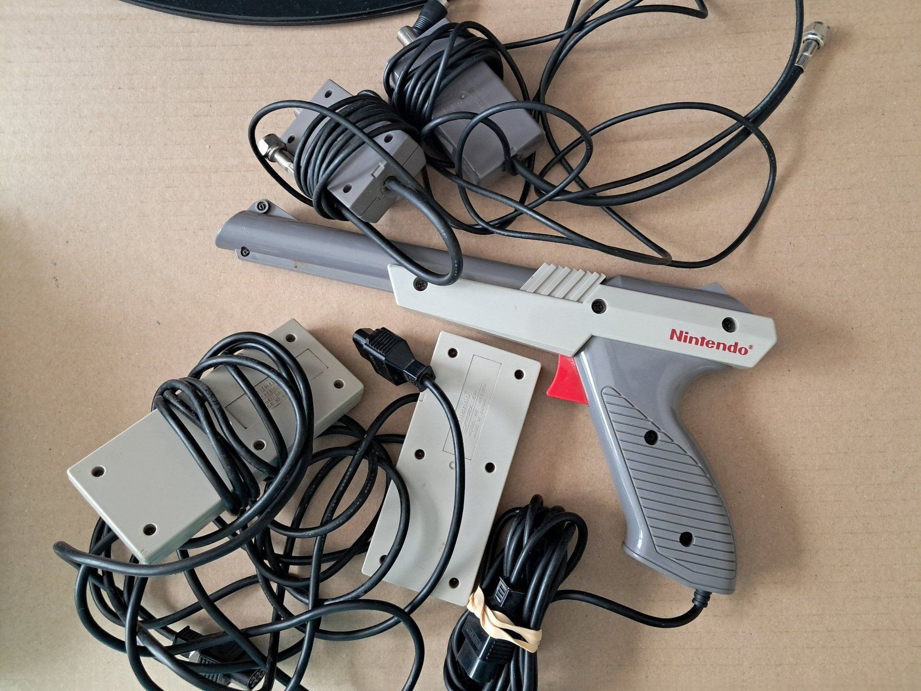 Giochi: Nintendo NES US Zubehör: 2 Controller, Zapper, RF – Usato da Wallisellen venduto da Cyberfuexli