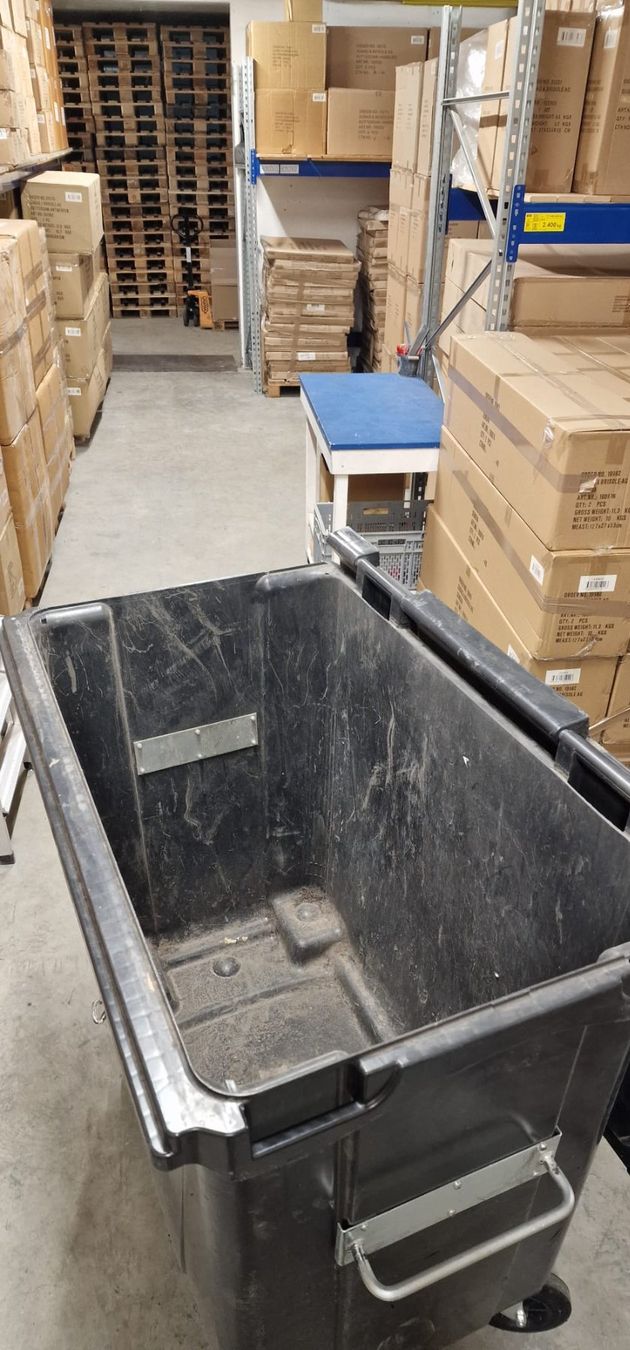 Eléments de bureau: Abfallcontainer 660L mit Deckel und Rädern – D'occasion à Kirchberg BE par Hermi73 1