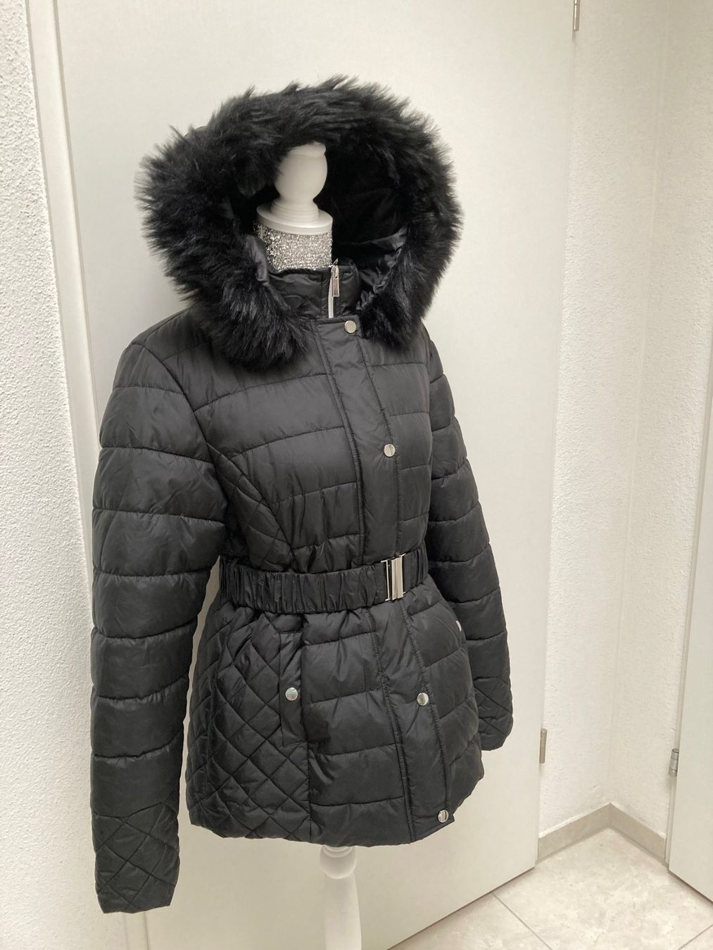 Zebra Giacche: Schwarze Winterjacke mit Gürtel Gr. L – Usato da Glattpark (Opfikon) venduto da Pangie 2