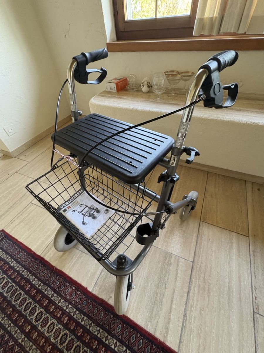 Aides à la marche: Gehhilfe mit Sitz und Korb gebraucht – D'occasion à Boswil par P18