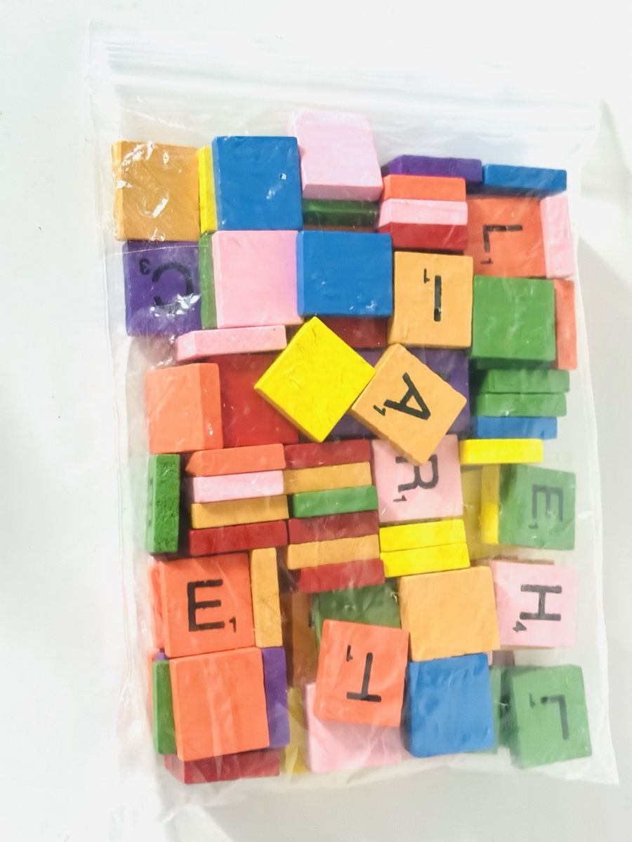 Spielzeuge: Scrabble: farbige Buchstaben aus Holz  – Neu und originalverpackt aus Bachenbülach von