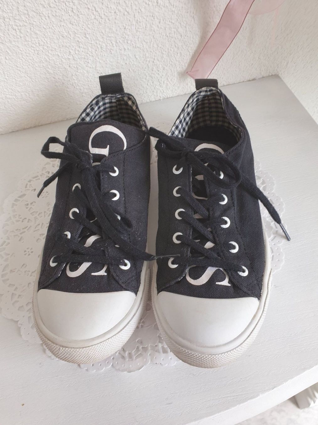 Guess Scarpe da donna: Sneaker Turnschuhe Guess Gr. 37 schwarz – Usato da Gossau ZH venduto da Goes05