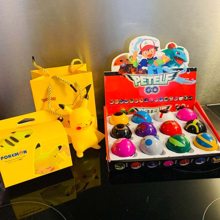 1 lampe veilleuse pokemon pikachu + 12 pokeballs+ 12 figurin