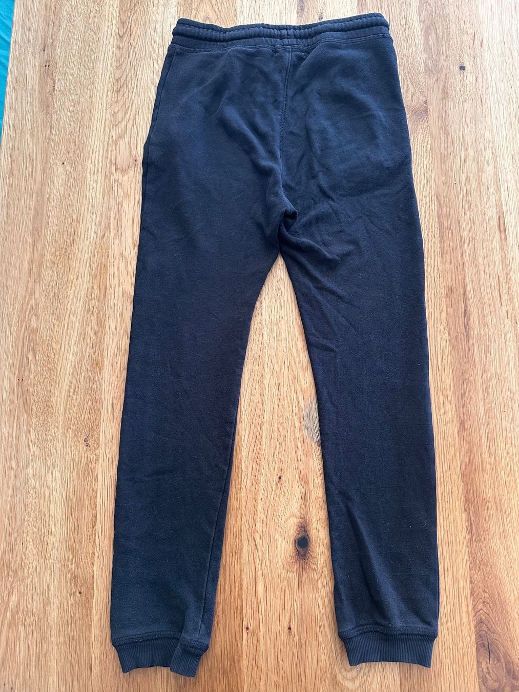 H&M Pantaloni: schwarze Trainerhose Jogginghose Grösse 140 – Usato da Illnau venduto da Xanny777 1