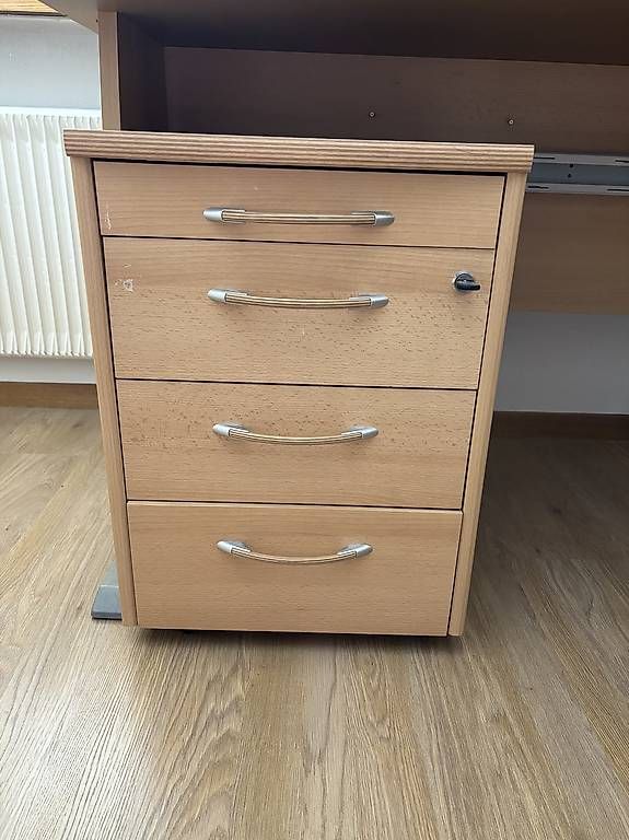 Scrivanie: Grosser Bürotisch mit Schubladenelement – Usato da Oberdiessbach venduto da ahoj1 1