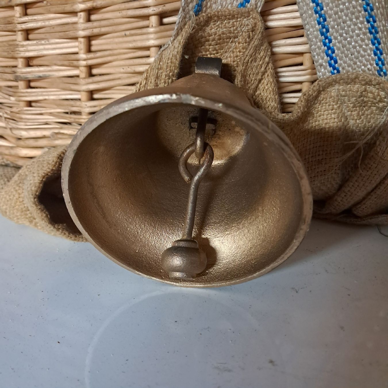 Cloches & sonnailles: SCHLICHTES GLÖGGLI MIT SCHWEIZERKREUZ  – D'occasion à Murten par SHETHOF 5